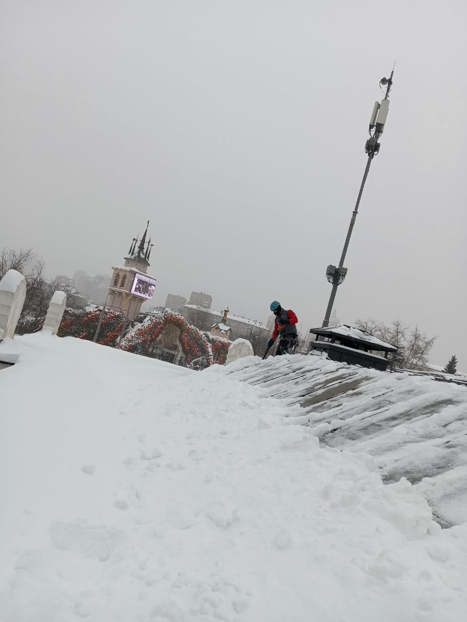 Очистка кровли от снега и льда-++